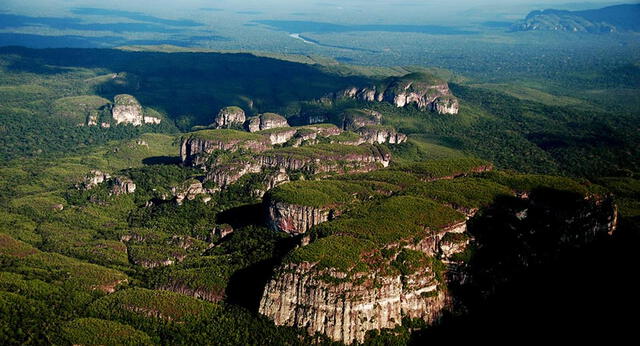 Chiribiquete, en Colombia, alberga más de 75.000 pinturas rupestres que datan de hasta 12.500 años. Foto: CDN Colombia   