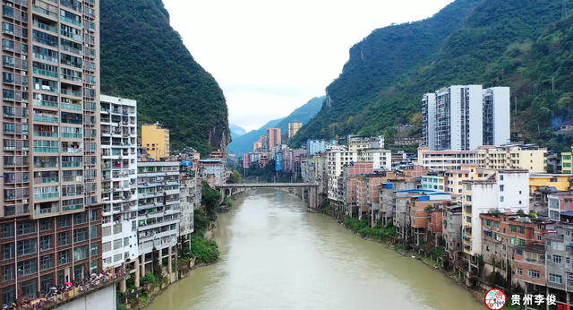 Las viviendas en Yanjin son ingeniosas, maximizando el uso del espacio vertical, aunque expertos advierten sobre la falta de regulaciones de seguridad en las construcciones. Foto: captura Guizhou Li Jun/YouTube   