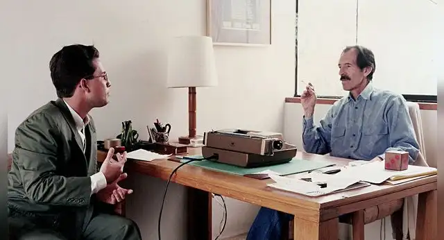  1993. Leonardo Valencia entrevistando a Julio Ramón Ribeyro a razón de la salida del segundo tomo de "La tentación del fracaso". Foto: Archivo LV.    