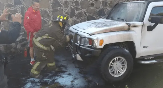  Alfredo Adame sorprendido ante incendio de su camioneta. Foto: Difusión  