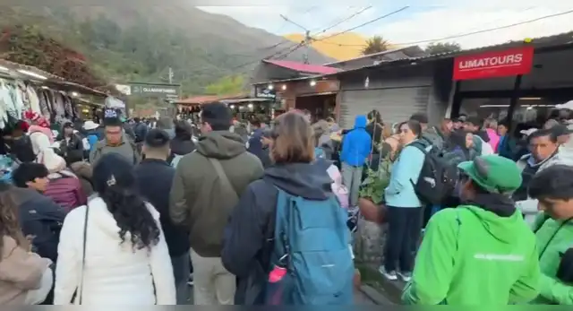 Turistas varados y reclamos en Ollantaytambo tras choque de trenes Turistas varados y reclamos en Ollantaytambo tras choque de trenes