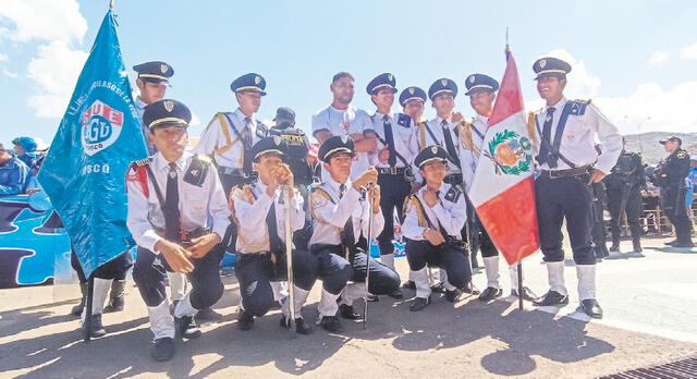 Escolta. Estudiantes de la Unidad Escolar llegaron para rendir homenaje a los jugadores, comando técnico y directivos del "Pedacito de Cielo". Deportivo Garcilaso jugará el clásico ante Cienciano en la Liga 1. Foto: La República