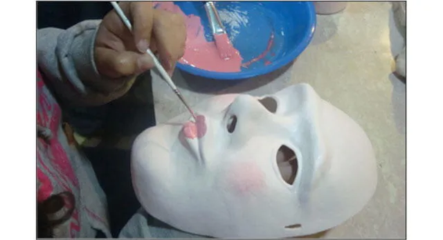 Talleres de elaboración de máscara en Saynata, de Yuyachkani