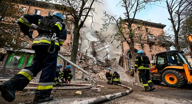 La ciudad de Zaporiyia todavía se estaba recuperando de un ataque con misiles el pasado jueves, en el que murieron 19 personas, según el último balance de las autoridades. Foto: AFP