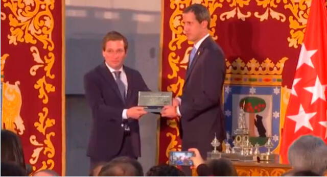 Momento en que Guaidó recibió la máxima condecoración de Madrid. Foto: captura