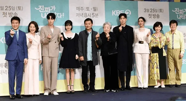  Elenco principal de 'The Real Has Come!' y director del k-drama en conferencia de prensa. Foto: Naver   