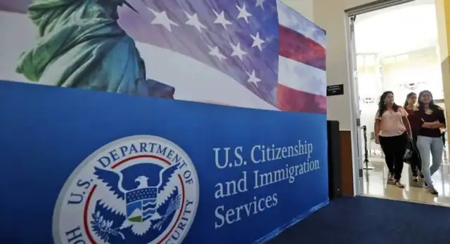 USCIS es la entidad estadounidense que ve por los trámites migratorios. Foto: Telemundo.   