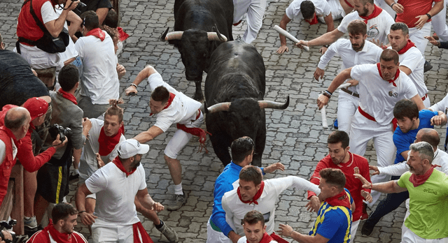 Corrida de toros en las calles de Pamplona en España. Foto: Antena 3 Corrida de toros en las calles de Pamplona en España. Foto: Antena 3