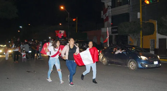 Lambayeque: Plaza de Armas reventó de júbilo tras partido de Perú vs Nueva Zelanda [FOTOS Y VIDEO]