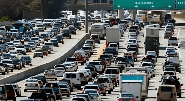 El tráfico en Los Ángeles puede ser extremadamente congestionado y estresante, lo que aumenta la contaminación sonora. Foto: Istock   