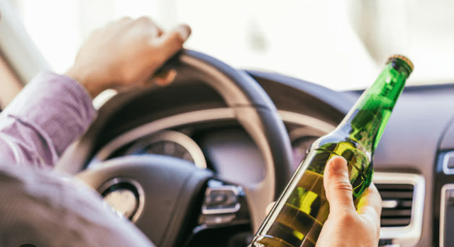 Manejar bajo los efectos del alcohol es una de las sanciones que pueden derivar en la suspensión de la licencia de conducir en Estados Unidos. Foto: Freepik   