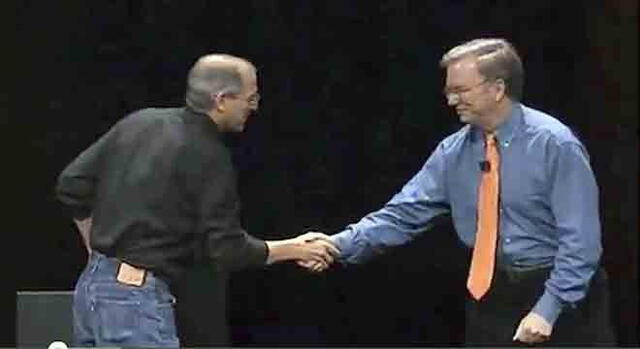 Eric Schmidt y Steve Jobs saludándose. Foto: talkingpointsmemo Eric Schmidt y Steve Jobs saludándose. Foto: talkingpointsmemo