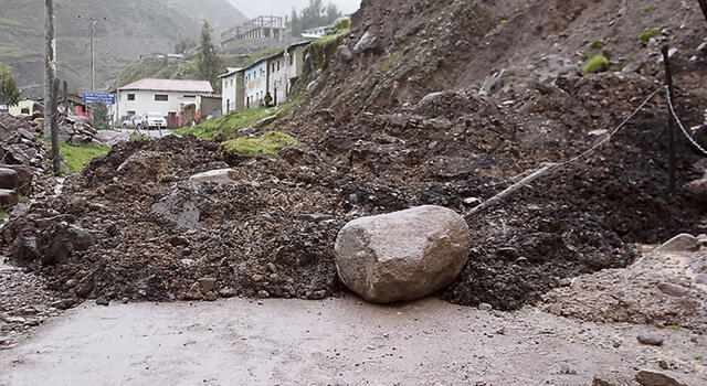 Más derrumbes en poblados de Cusco
