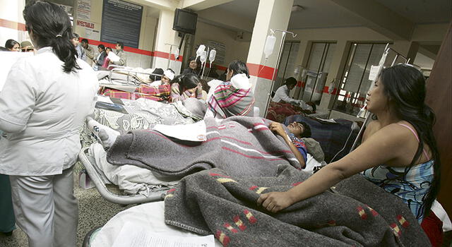 EMERGENCIA en REGIONAL. En agosto, el área de emergencia del Hospital Regional colapsó. Los pacientes tuvieron que ser atendidos en los pasillos.