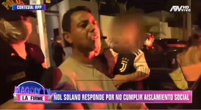 Nolberto Solano salió camino a la comisaría cargando a su hijo.
