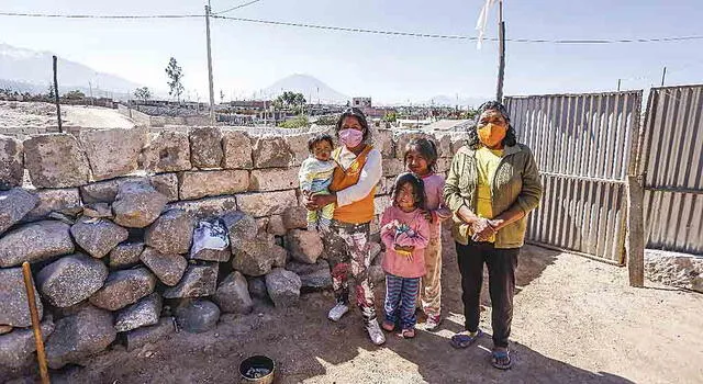 La familia de Yhoysi Guadalupe sobrevive con la olla común que preparan en su sector.