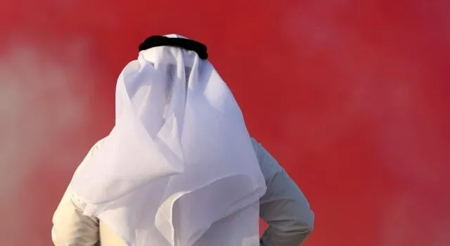 Aseguraba ser príncipe saudi, pero descubrieron su estafa cuando comía un banquete de cerdo