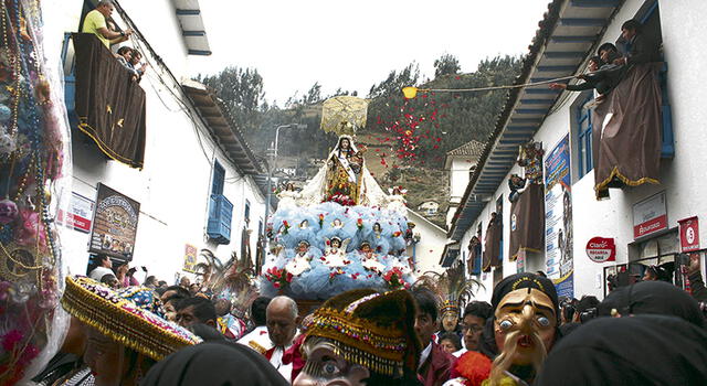 procesión. Imagen de la Mamacha del Carmen recorrió las calles de Paucartambo. Cientos de danzantes acompañaron el recorrido que es una tradición en Cusco.