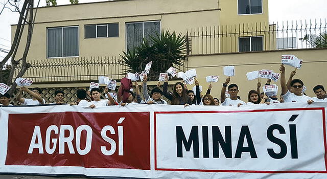 a favor. Personas que apoyan Tía María fueron a audiencia. a favor. Personas que apoyan Tía María fueron a audiencia.