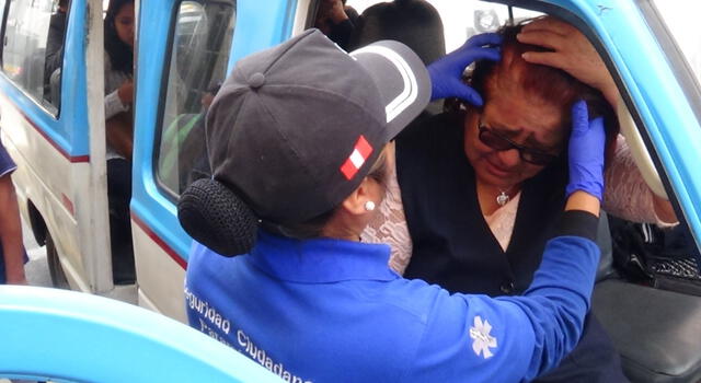 Arequipa: Choque entre combi y camioneta de Rally Dakar deja cuatro heridos