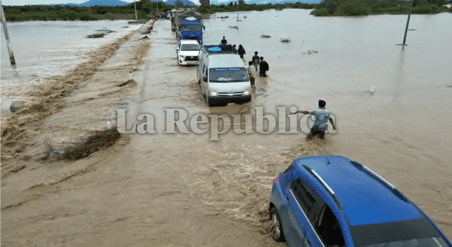  El tránsito vehicular resultó afectado debido a las precipitaciones. Foto: captura video/ Emmanuel Moreno/ La República    
