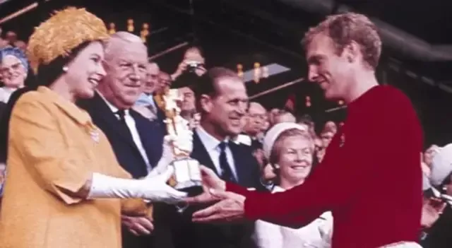 Reina Isabel II entregando el trofeo de campeón del mundo a Bobby Moore en 1966. Foto: AP