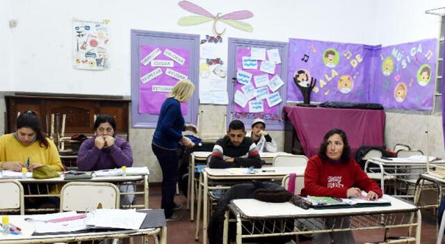 Claudio, al fondo, durante sus clases. Foto: Clarín