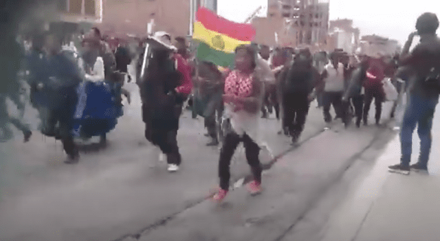 Manifestantes protestan en la ciudad de El Alto rumbo a La Paz. Foto: captura del video original Manifestantes protestan en la ciudad de El Alto rumbo a La Paz. Foto: captura del video original