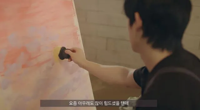 Jung Hae In pinta sobre lienzo para Puradak. Foto: captura YouTube