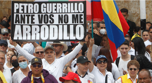 Miles de personas salieron a expresar su descontento contra el presidente Gustavo Petro. Foto: AFP   