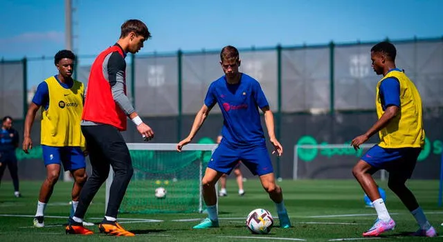  Diego Kochen junto a futbolistas profesionales de Barcelona. Foto: Instagram/@diego:kochen   