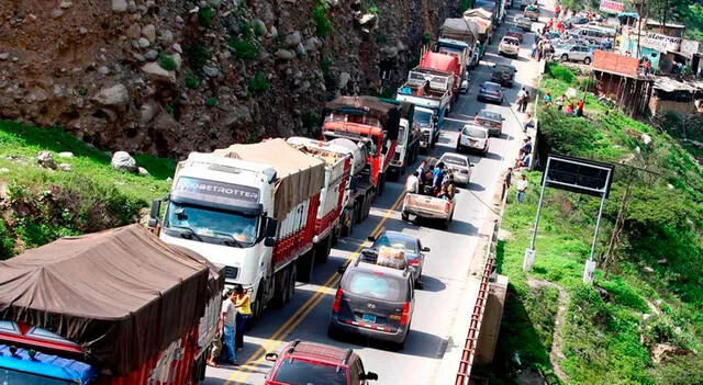Los especialistas tienen en la mira la carretera central debido a la capacidad para soportar la carga vehicular. Foto: LR 