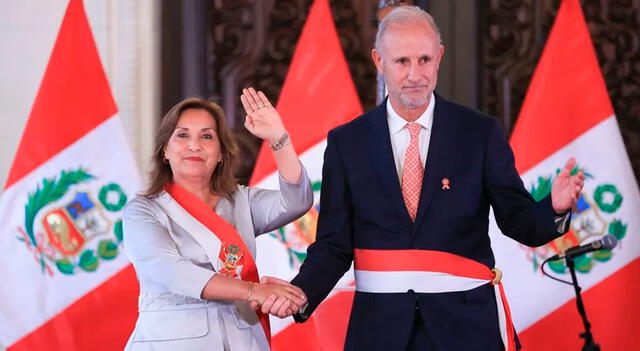 La presidente Dina Boluarte tomó juramento a Javier González-Olaechea como nuevo ministro de Relaciones Exteriores. Foto: Presidencia Perú   