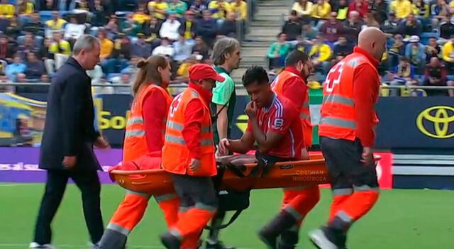 Renato Tapia se retiró en camilla. Foto: captura de DSports.   