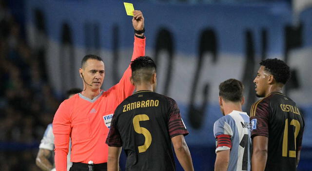 Zambrano recibió una amarilla ante Argentina. 