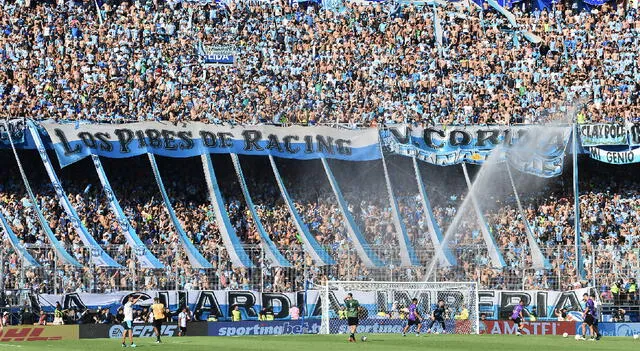 La hinchada de Racing presenta en La Olla.   