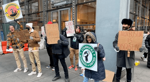  Los empleados de Starbucks en Los Ángeles, Chicago y Seattle comenzarán una huelga de cinco días el 20 de diciembre. Foto: AFP.   