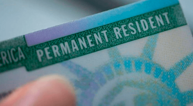 Mantener tu Green Card actualizada es crucial para acceder a beneficios y evitar problemas legales. Foto: USCIS   