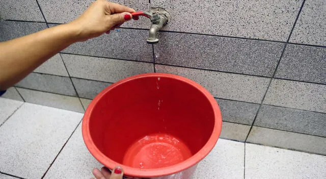 Se recomienda almacenar agua para sobrellevar las horas de corte. Foto: LR.   