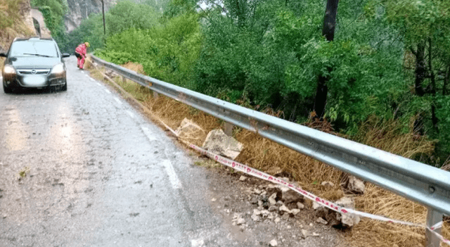  Desprendimiento de piedras en la carretera en Foradada, debido al paso del fuerte temporal en Cataluña. Foto: Bombers.   
