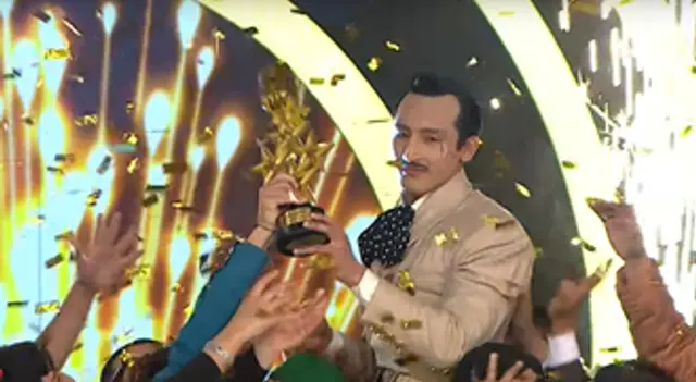 'Pedro Infante' alzó el trofeo de 'Yo Soy' 2025. Foto: Latina. 'Pedro Infante' alzó el trofeo de 'Yo Soy' 2025. Foto: Latina.