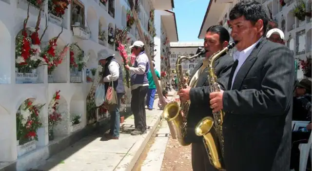 En el Día de Todos los Santos, las familias suele visitar a sus seres queridos fallecidos en compañía de música. Foto: Difusión   