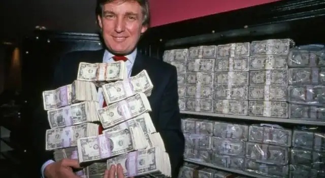  Un millón de dólares siendo sostenidos por Donald Trump. Fuente: MIT SMR México   