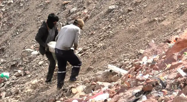 Rescatistas y pobladores trabajaron durante hora para poder recuperar los cuerpos. Créditos: Wilder Pari y Mirelia Quispe / La República   