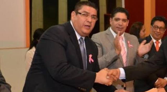 Acosta Maldonado fue también director administrativo de la Secretaría de Educación durante el periodo en el que Marcelo González Tachiquín fungió como secretario de Educación.