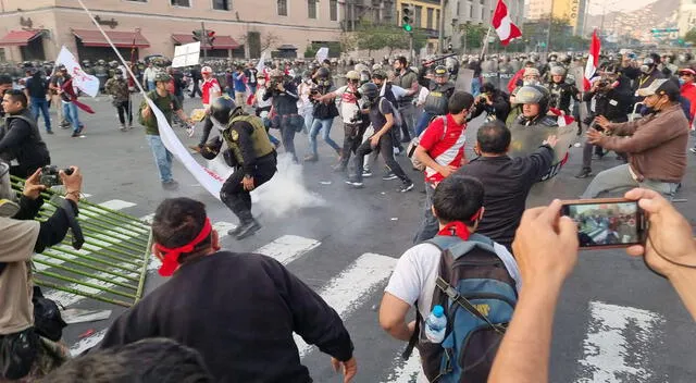 En la marcha, que inicialmente empezó pacífica, los manifestantes y la Policía Nacional comenzaron a atacarse. Video: Canal N