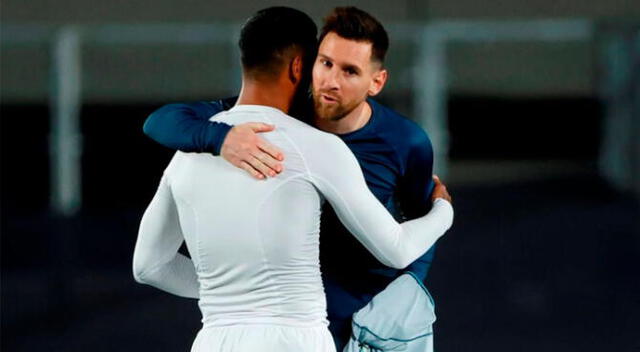 Perú vs. Argetina: Lionel Messi y Miguel Trauco se abrazaron al intercambiar camisetas. Foto: EFE