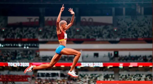 Yulimar Rojas, ahora, está en un salto pleno que la llevará a la historia. Foto: EFE.