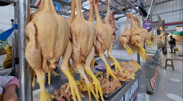 En los últimos meses, los precios de la canasta básica familiar, como el pollo, no han parado de incrementar sus precios. Foto: difusión   