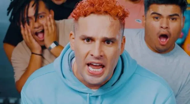 IOA acompañado por dos amigos en uno de sus videos. Foto: Youtube   